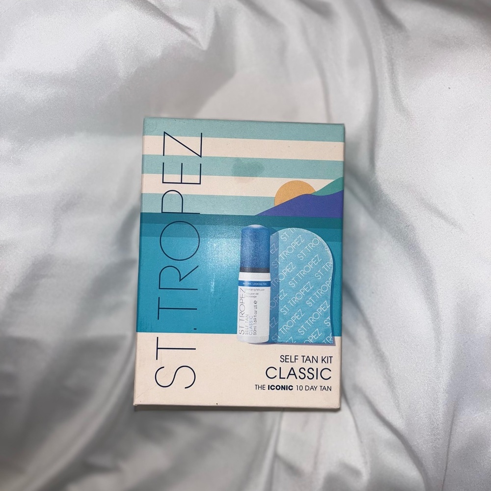 St. Tropez Classic Self Tan Kit in Blue and White